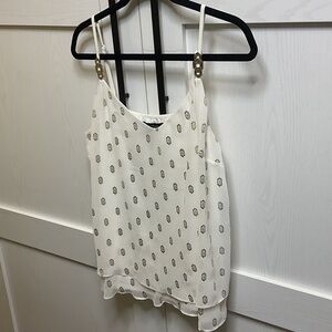 Elegant White Sleeveless Top with Pattern